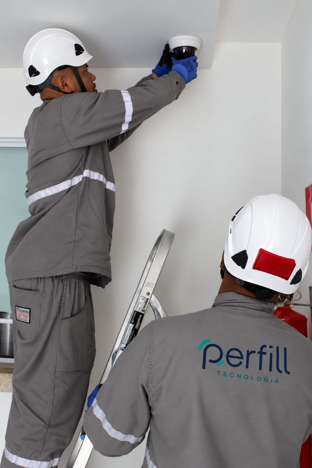 Equipe técnica da Perfill instalando câmera de segurança