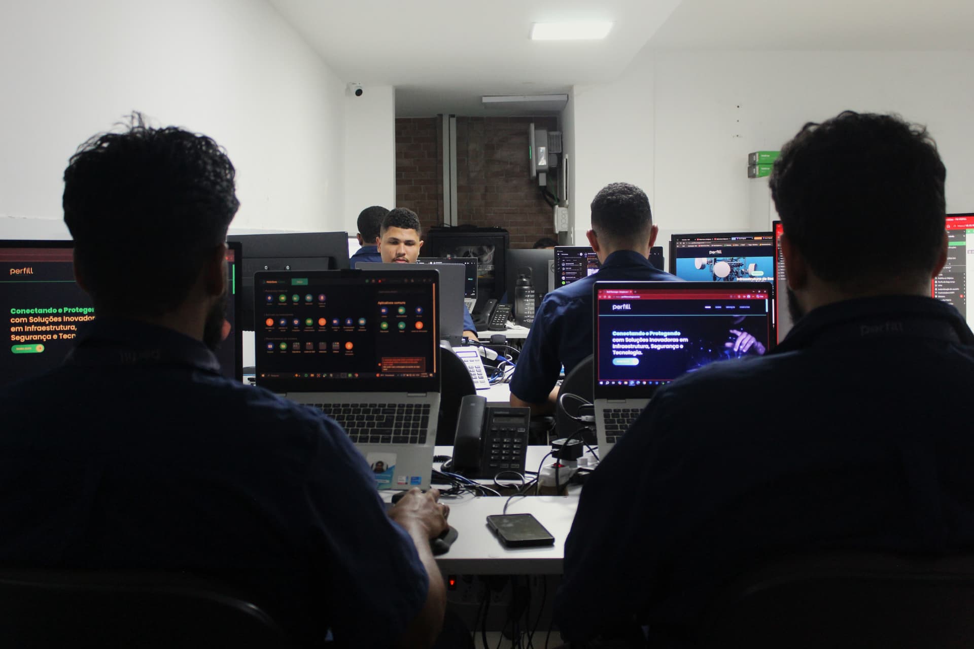 Equipe Perfill operando a central de monitoramento inteligente